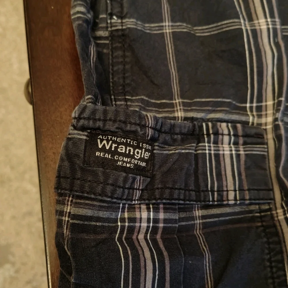 Wrangler Men's‎ Dark Plaid Cargo Shorts